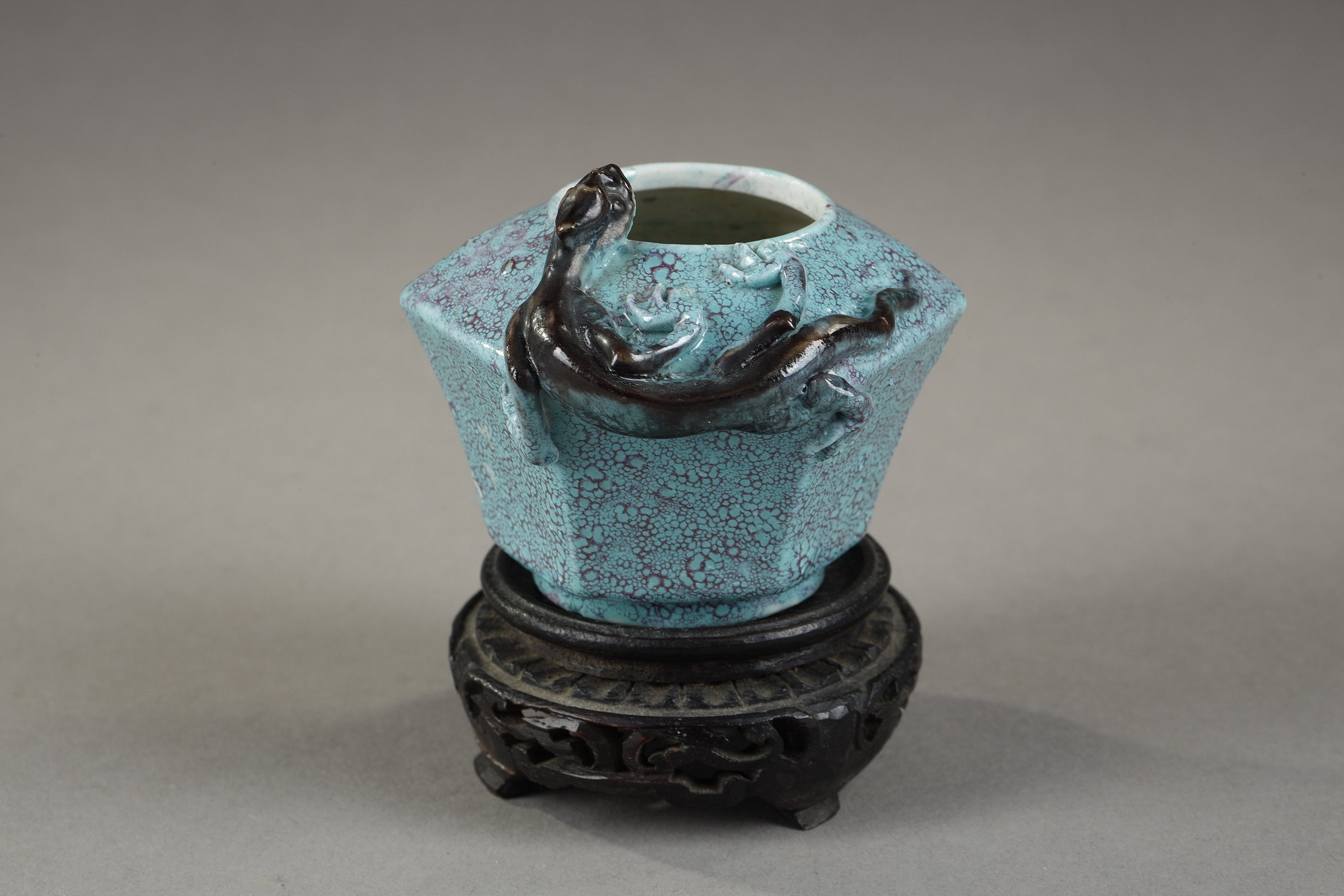 Chinese robin's egg enamelled porcelain brushwasher . with a qilong in relief - 18/19th century